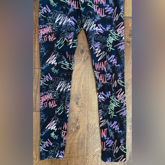 Nike girl youth glow in the dark leggings 
Size XL/extra large - Picture 4 of 8